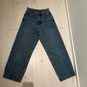 Jeans från BeWider - Blå, tvättade jeans från BeWider i mycket fint skick. Medelhög midja, raka, loose cut. 