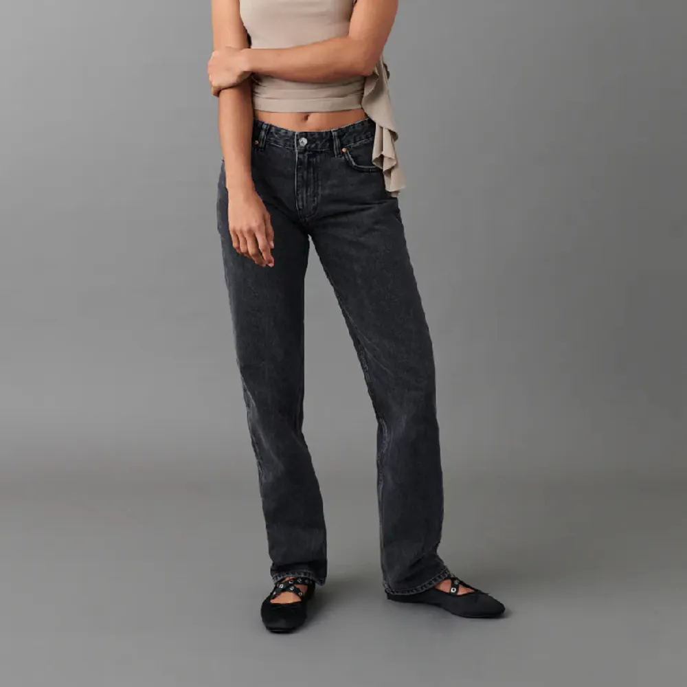 Svarta low straight jeans från Gina Tricot. Storlek 36. Använd fåtal gånger och är i mycket bra skick🙌🏼. Jeans & Byxor.