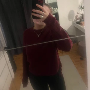 Röd stickad tröja  - Säljer den då den ej kommer till användning. Knytning på sidorna med rosetter, jättefin och sticks ej och priset kan diskuteras💓