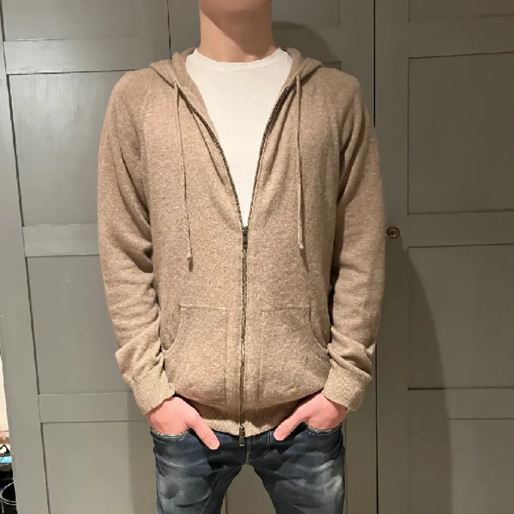 Davida kashmir / Cashmere zip hoodie i 100% kashmir. Färgen beige i storlek M. Tröjan e i bra skick (se bild 3). Box och lappar finns.. Tröjor & Koftor.