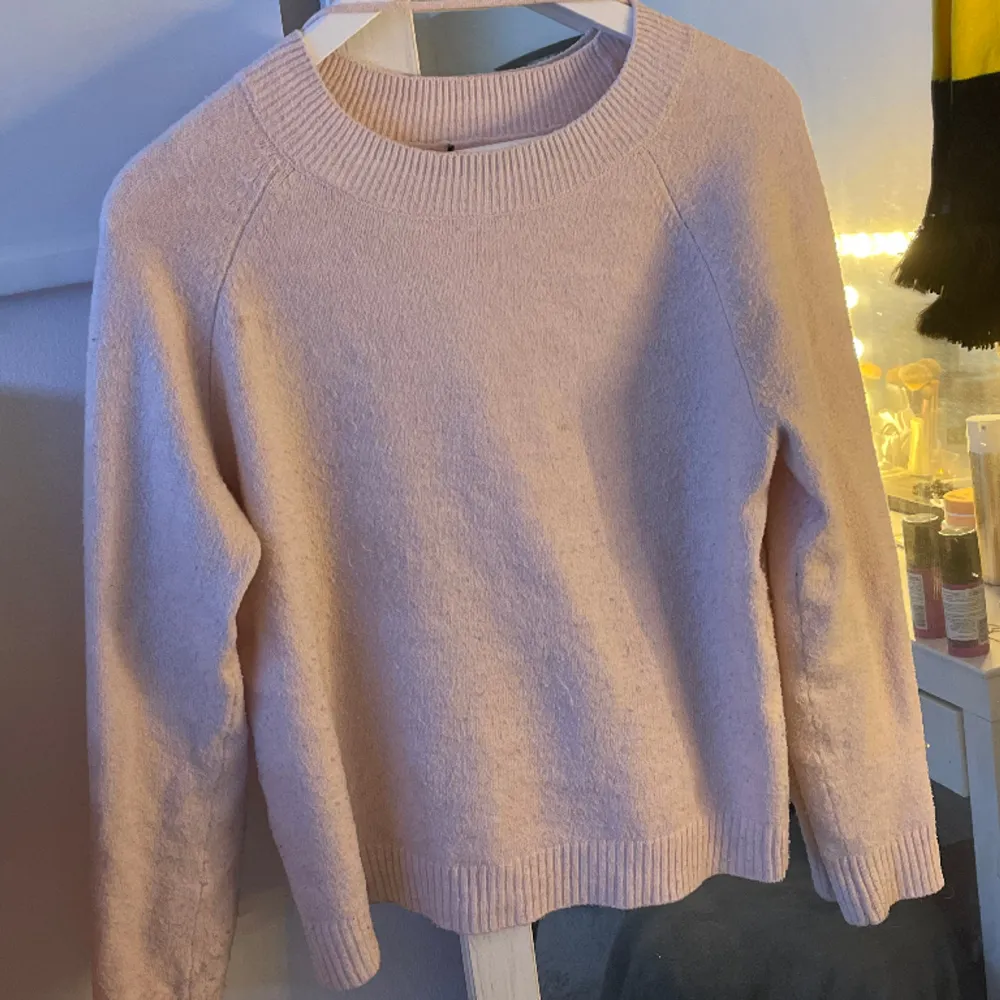 super fin rosa färg på den populära vero moda stickade tröjan!!! använd ganska mycket, köpt på plick! super skönt material💗💗💗 storlek S men passar allt från Xs-M . Stickat.