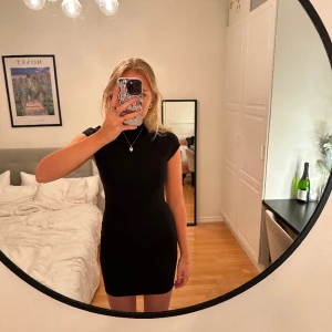 Klänning från zara - Svart, figursydd klänning från zara, använd 1 gång.