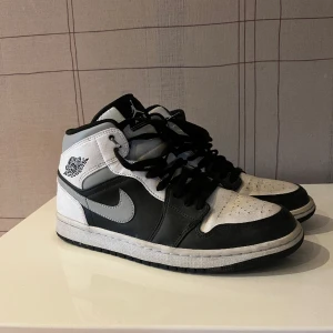 Nike Air Jordan 1 - Jordan 1s i Vit/grå/svart färg. Storlek 42. Säljer då jag inte använder de längre!