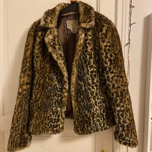 Leopard pälsjacka - Snygg pälsjacka med leopardmönster🐆stl S