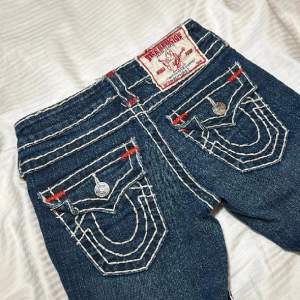 (Bilder från förra säljaren) Jättefina defektfria true religion jeans i bootcut 💞 Dom är för små på mig så kan inte skicka bilder på :/ Kan sänka pris vid snabbt köp! Mått: Midja 34 cm, innerben 82 cm, ytterben 103