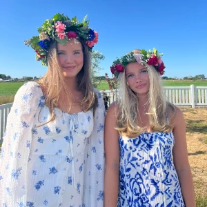 Blommig klänning - Intressekoll på denna blommiga klänningen. Endast använd en gång på midsommar! Vill inte sälja billigare än 300❣️