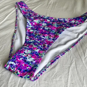 Helt ny bikiniunderdel - Helt ny, aldrig använda bikiniunderdel från Bright Swimwear i modell Capri, färg flashdance. Nypris på hemsidan är 30 dollar vilket motsvarar ca 315kr. Den är i storlek M. Gå gärna in på hemsidan för att se när en modell har den på sig!