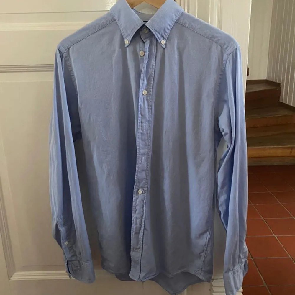 Ljusblå Eton skjorta i oxford. Passform slim, storlek 38, krage storlek 15. Skjortor.
