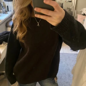 Stickad tröja - Säljer denna svart/bruna stickade tröja k 100% lambswool. Superbra skick. Köpt på Plick men var tyvärr för stor på mig :( pris går att diskutera! Lånade bilder
