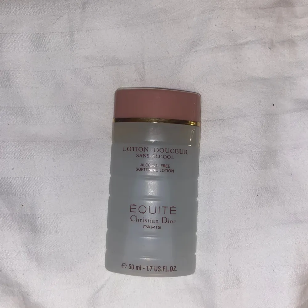 Ny Christian Dior Equité Lotion Douceur alcohol free softening lotion 50ml. Fick i present från dior.. Övrigt.