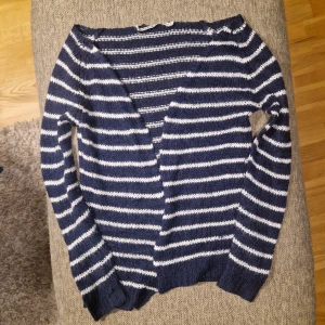 Blårandig kofta - Köpt på second hand.