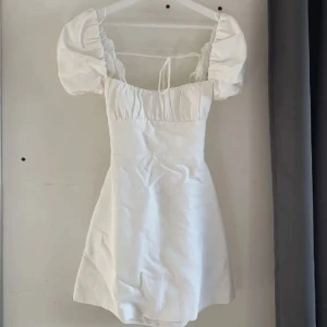 Vit Klänning  - Vit klänning från zara i storlek S. Perfekt studentklänning! 🩷