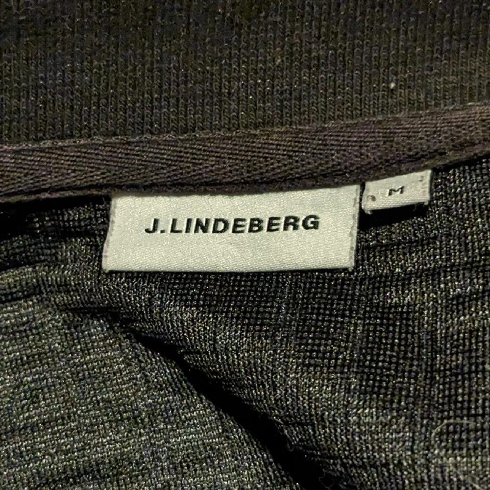 Säljer min J Lindberg zip. Jag är 185 cm lång och väger 65 kg. Storlek M. Jag köpte tröjan för 1200 kr för något år sedan. Skriva gärna om du har några frågor.  Mvh Elias . Tröjor & Koftor.