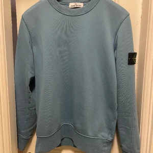 Stone Island crewneck  - Jätte snygg och unik stone island crewneck. Väldigt fint skick som ny. Nypris 2800kr köpt på selfridges i London