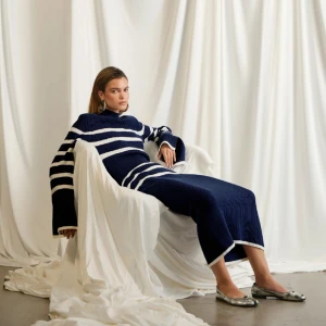 Adoore Turin Dress - Helt ny Adoore Turin Dress i marinblå.  Köpte till min mamma i julklapp och tyvärr har hon insett att den inte passar.  Lappar finns kvar.  Storlek 42 Mer bilder kan tas om så önskas 🤍  Nypris 1795 kr. 