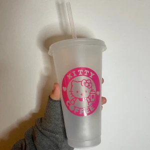 hello kitty plastic cup - plastic cup with straw // 710ml. Free shipping!
