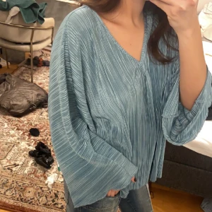 Topp - En super fin blå tröja från Lindex. Perfekt till middag eller fester eller nu till våren och sommaren! 