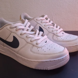 Nike Air Force1  - Air Force 1 från Nike i storlek 40. Sparsamt använda så fint använt skick. Kartong finns kvar för den som vill ha den. 