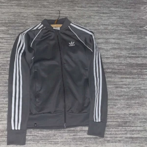 Adidas SST kofta grå - Säljer en fin adidas sst kofta grå väldigt eftertraktade också, vid frågor är det bara att höra av er