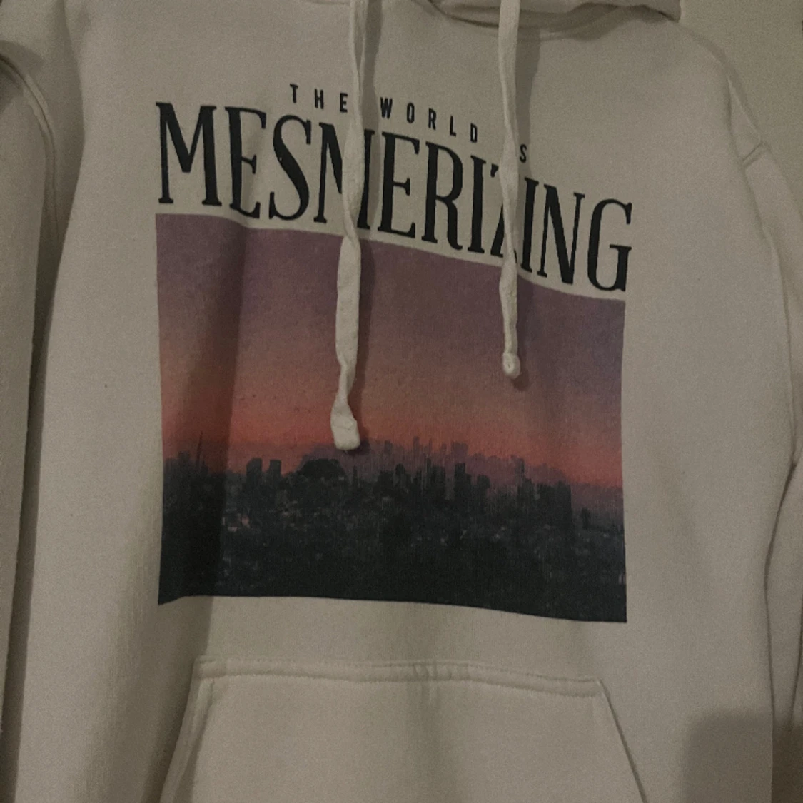 Vit hoodie med motiv - 90