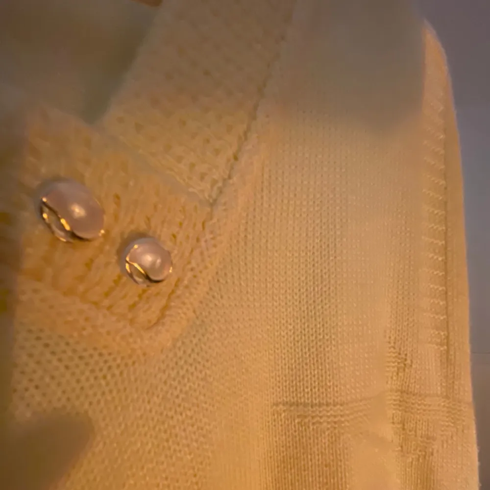 V-ringad gul stickad tröja Superfin gul färg med söta pärldetaljer Passar S-L beroende på hur man vill att den ska sitta☺️. Stickat.