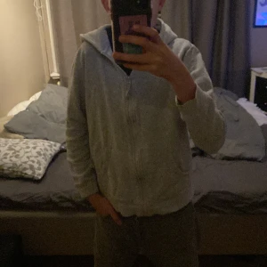 Zip tröja  - En tvär snygg zip tröja som passar allt spöket pga att den är för liten. Skriv för fler frågor.GRISCH!!!!! 