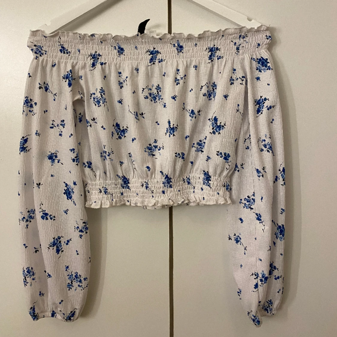 Blommig off-shoulder topp - 90