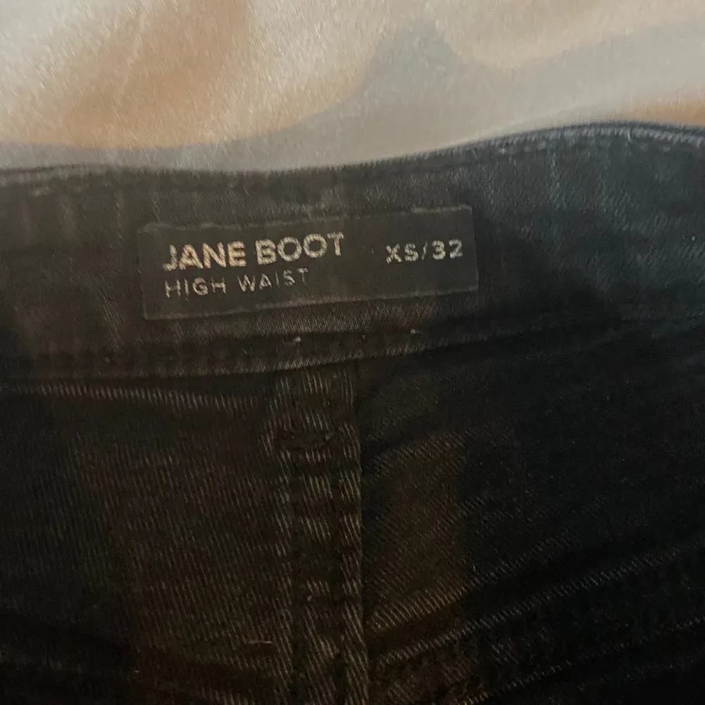 Fina svarta jeans och är i ett bra skick! Size XS/32 💗. Jeans & Byxor.