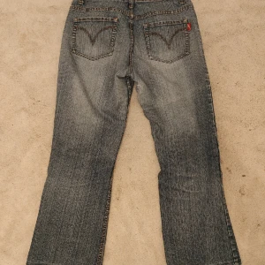 Lågmidjade bootcut jeans  - Jättefina lågmidjade och utsvängda jeans från Gina Tricot. Inte mycket att anmärka på.