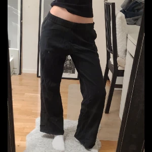 Mjukisbyxor  - Svarta mjukisbyxor från H&M !💓 Säljer då jag inte använder dem, inga difekter!  Midja ca- 80cm (töjbara)  Jag är 167cm