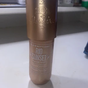 Sol de janeiro glow oil - Säljer min sol de janerio glow oil som luktar som nummer 62 body misten köptes för 399kr på LYKO och har använt ca 10% av den 💗