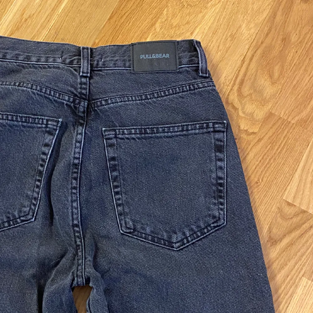Ett par gråa raka jeans i storlek 32/xxs. Normala i storlek. Från Pull& Bear. Andra bilden visar färgen bäst💗. Jeans & Byxor.