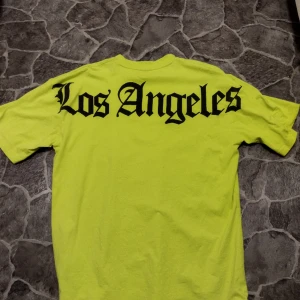 Los Angeles t-shirt  - En neongul t-shirt från New Yorker i storlek L. Bara använd 1 gång. Den är oversized fit. Märke Black Squad