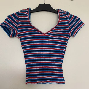 T-shirt - T-shirt från GinaTricot i storlek XS, passar även S. Bra skick