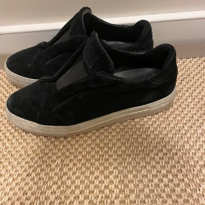 Arigato Laceless 360 - arigato laceless 360.  Säljer mina Axel Arigato skor då jag inte använder dom längre.  Dom är ganska slitna.  Storlek 42  Pris 750kr  Box ingår.  Om några funderingar skriv privat.  