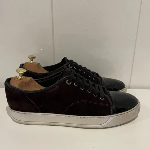 Lanvin skor  - Hej! Säljer nu dessa superfina vinröda lanvin skor. Skorna är i fint skick 7/10(se bild 3). Med skorna medföljer dustbag. Fri frakt!