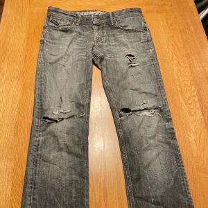 Dolce & Gabbana jeans  - Storlek 33 men de sitter ganska tight så passar 30-31 skulle jag säga  Ett litet hål på undre sidan av höger ben som går att laga ganska lätt  Annars i hyfsat skick