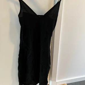Fest klänningar  - Bild 1: Glittrig klänning från h&m, storlek xs  Bild 2: Glittrig klänning med öppen rygg, storlek xs  Bild 3: sammet klänning från h&m, storlek xs  75kr/st