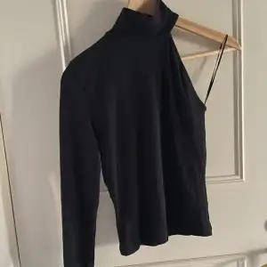 Enarms tröja med lite turtleneck från bikbok! Köpt runt 2019, väl använd! Lite nopprig på småställen, mest under armen. Skulle säga att den är stretchig och passar nog S också!   Köparen står för frakt!!