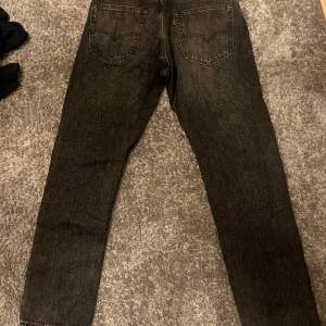 Jättefina Levi’s 551:or i storlek W30 L32 Säljer då jag inte använder de längre, inga defekter alls och är som nya.  Nypris: ca 1000 kr | Mitt pris: 500 kr Kom dm för fler info och bilder!