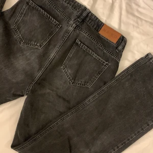 Na-nd jeans - Snygga jeans från NA-KD säljer då de blivit små 