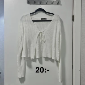 Kofta - Vit ribbstickad kofta/tröja med snörning