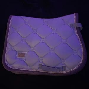 Ice Blue Equestrian Stockholm Schabrak - väldigt fint es shoppschabrak i strl ponny, inte använt mer än 3 gånger, nypris 900kr