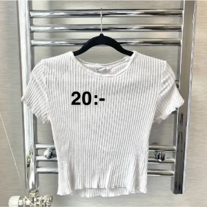 Topp - Ribbad topp från zara. Storlek L men skulle mer säga att den sitter som en S/M