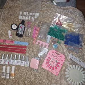 Nagelkit  - Nagelkit🫶🏼 Allt är nytt och oanvänt förutom Akryl pulver som är använd en gång och akryl vätska som är väl använd men som är dryg