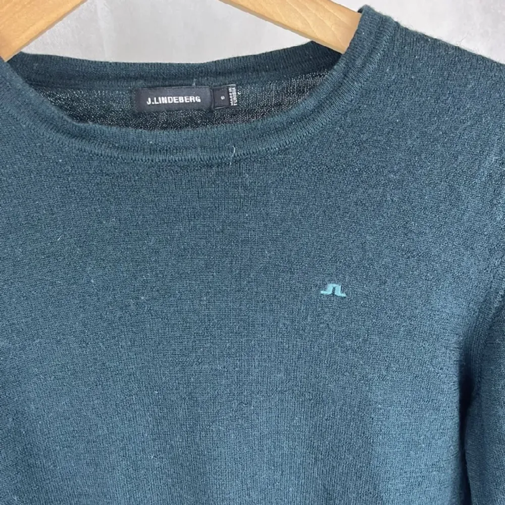Tja, säljer nu denna schyssta pullovern från j.lindeberg. Den är i fint skicka och passar perfekt över en skjorta samt t-shirt. Modellen är 182cm!. Tröjor & Koftor.