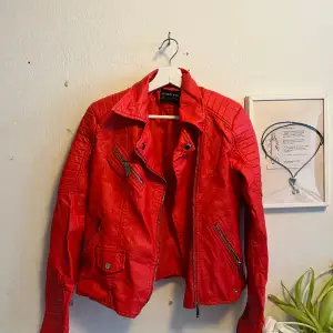 Röd läder jacka skit trendigt köpt secondhand!☺️