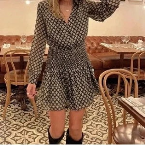 Zara klänning - Jättesnygg populär klänning från zara😍😍