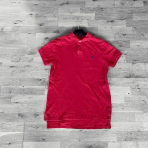 Polo Ralph Lauren piké  - Super fet polo Ralph Lauren piké i röd färg, sorlek M herr! I oanvänt skick 9/10🔥Vid frågor eller funderingar va inte rädd och skicka iväg ett meddelande🔥