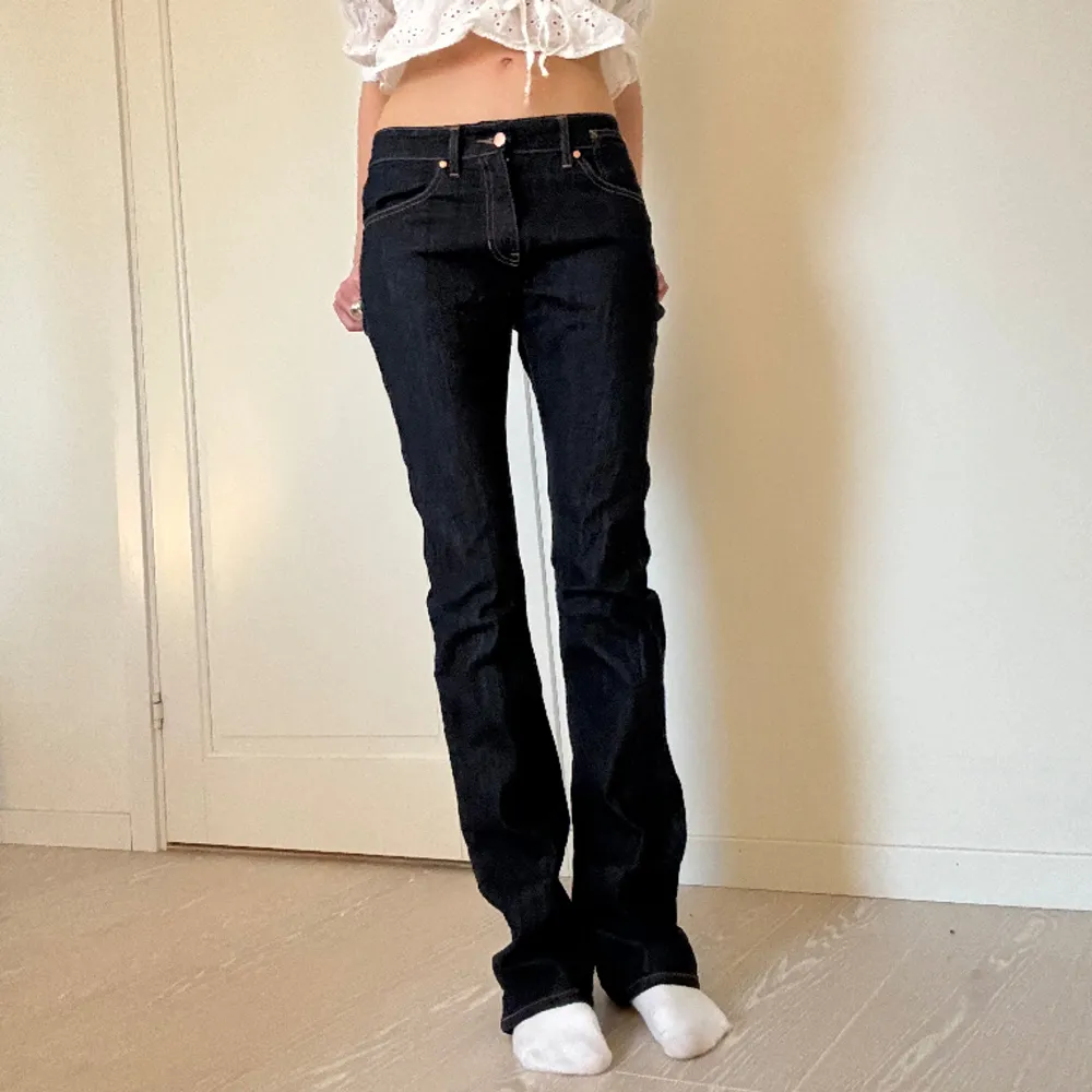 Så sjukt snygga lågmidjade bootcut jeans från märket Close By Denim🤩 Midjemått 36 rakt över, innerbenslängd 87 (jag är 175). Jeans & Byxor.